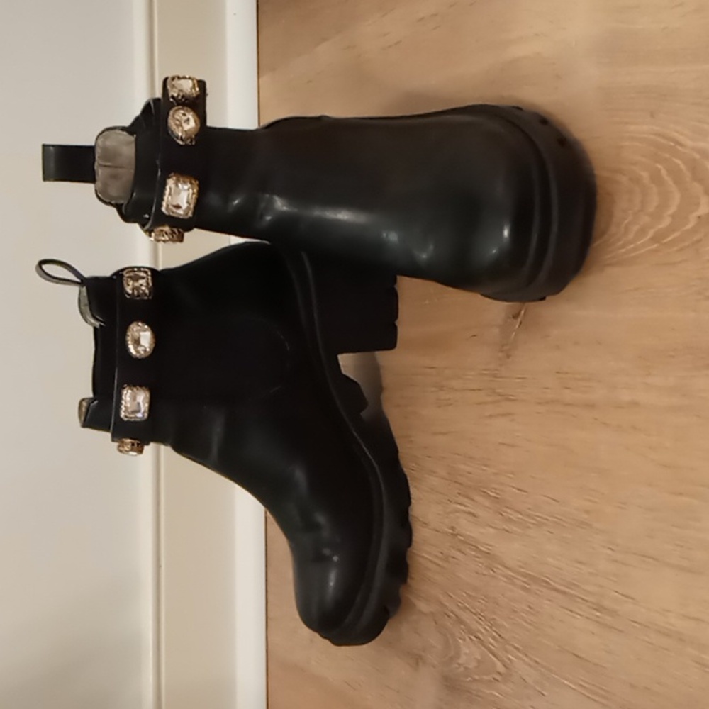 Steve Madden size 7M boots.